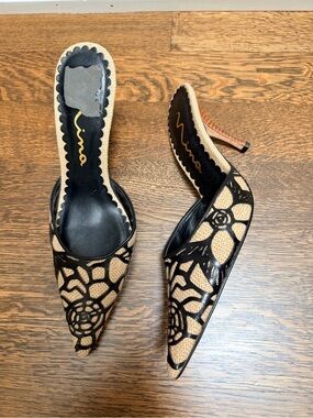 Vintage NINA Raffia Beige Black Low Heel Mules Pointed-Toe Floral Overlay SZ 9.5